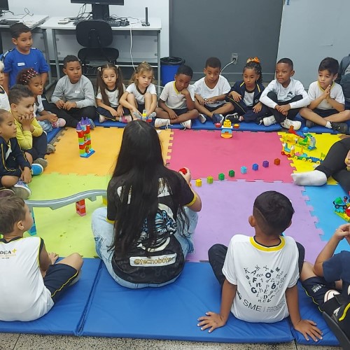 VR: Secretaria de Educação começa a distribuir kits de Lego para as escolas da rede municipal